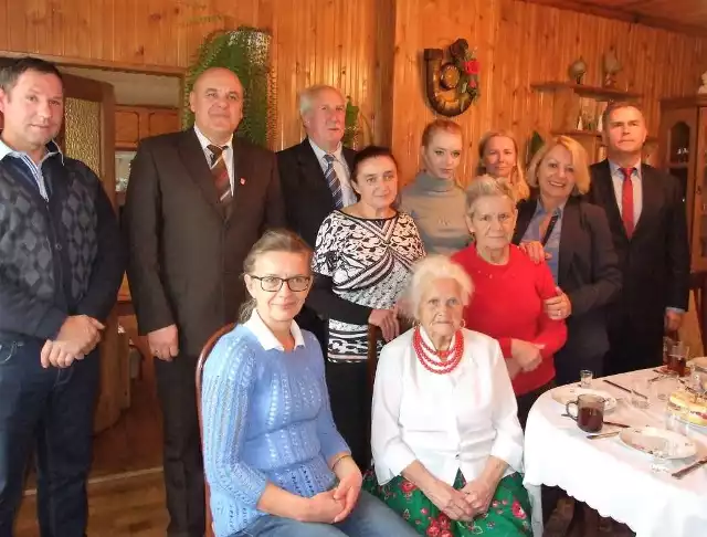 Jadwiga Hrycaniuk (w środku) na swoim urodzinowym spotkaniu