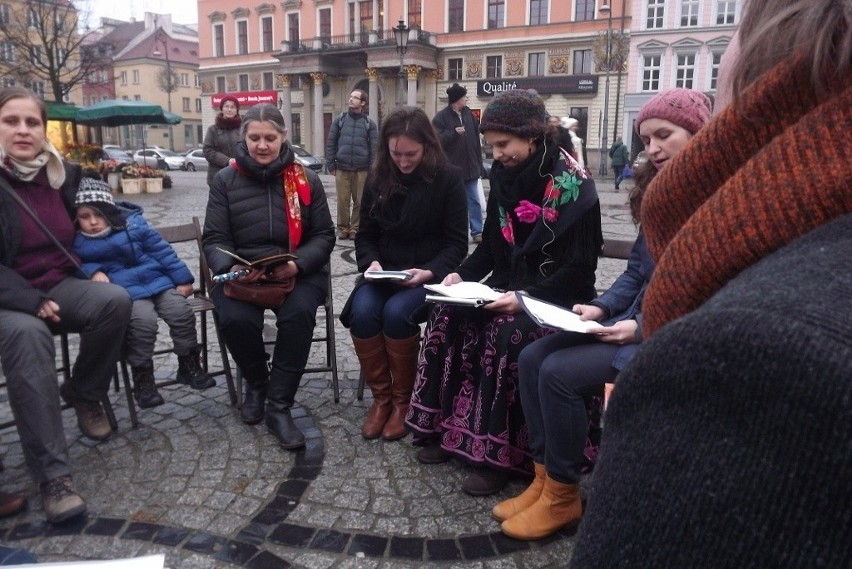 Wrocław: Zobacz, jak mieszkańcy wspólnie kolędowali w Rynku (ZDJĘCIA)