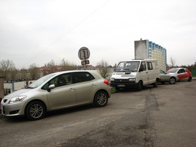 Tak parkują samochody przy ul. Dąbrowskiej. Nawet pomimo postawionego zakazu parkowania.