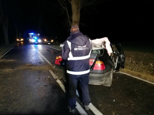 Śmiertelny wypadek na drodze wojewódzkiej nr 182. Na trasie Sieraków - Wronki, w okolicach miejscowości Dąbrowa, samochód uderzył w drzewo. Jedna osoba nie żyje, a jedna została ranna.Przejdź do kolejnego zdjęcia --->