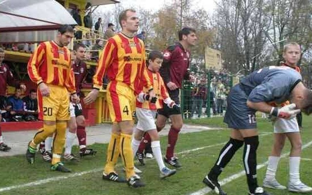 Święte Wojny zawsze wywoływały ogromne emocje. Na zdjęciu jedno z tych spotkań na stadionie przy ulicy Szczepaniaka w Kielcach.