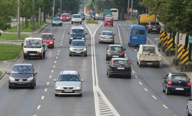 Polacy lubią prowadzić, ale nie mają na paliwo
