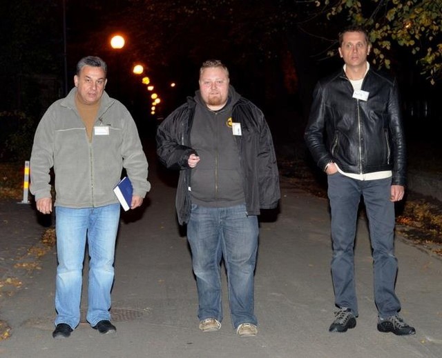 W piątek wieczorem na ulice Radomia wyszli ewangelizatorzy, wśród nich Michał Popiel, lider Katolickiej Wspólnoty świętego Dobrego Łotra (w środku).