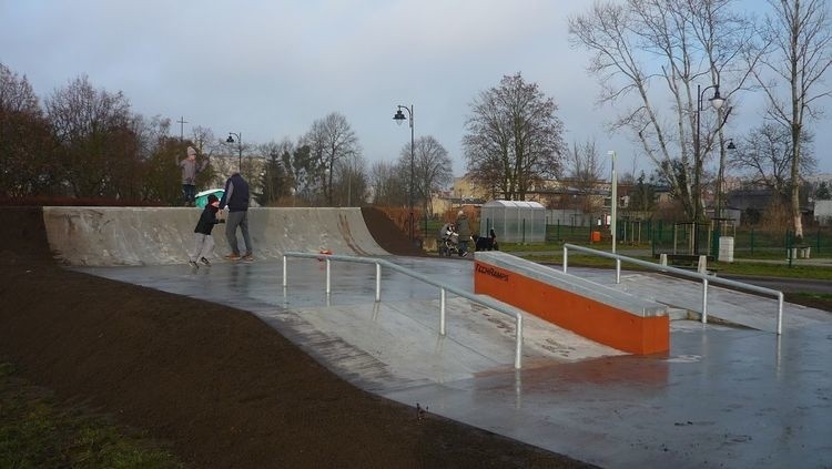 Utworzony skatepark o nawierzchni i przeszkodach betonowych,...