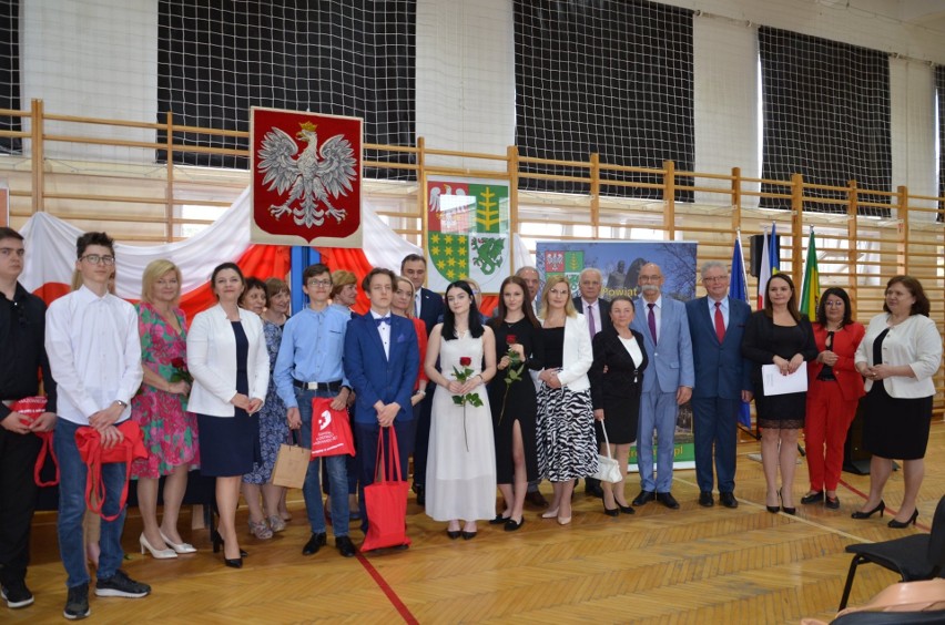 Powiatowe Obchody Międzynarodowego Dnia Pielęgniarki i Położnej w Ostrowi Mazowieckiej 12.05.2022. Zdjęcia