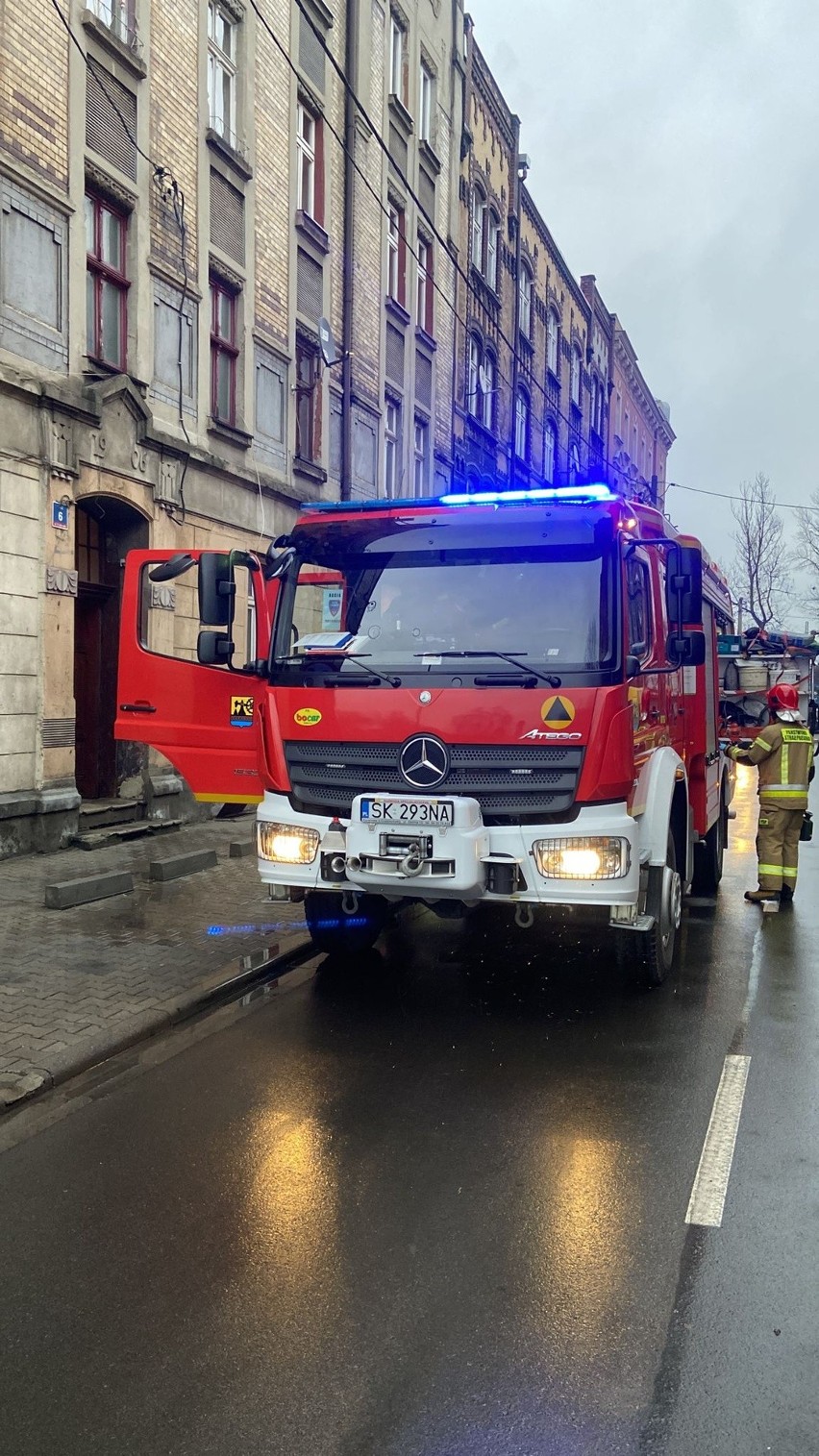 Strażacy po dotarciu na miejsce dokonali rozpoznania,...