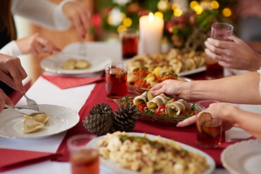 Jak udekorować stół na Święta Bożego Narodzenia? Najlepsze instagramowe inspiracje na wigilijny stół. Zdjęcia 