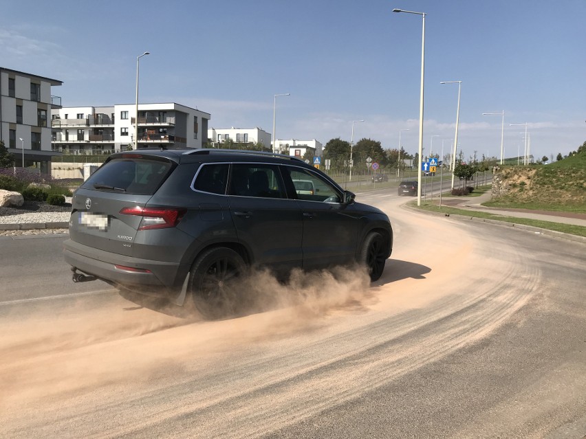 Plama oleju na słupskim ringu posypana piaskiem. Uważajcie [ZDJĘCIA]