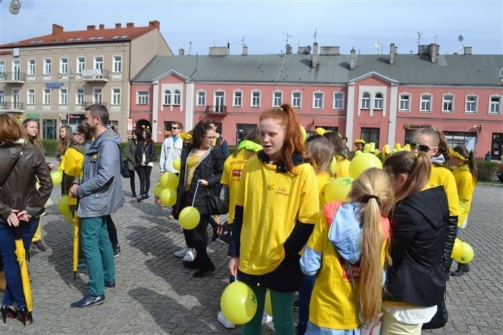 Uczestnicy ubrani byli w kolorowe elementy. Dominowały...