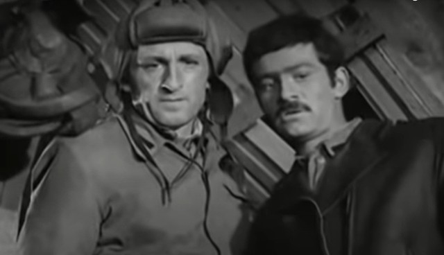 Kadr z serialu "Czterej pancerni i pies" (odcinek pod tytułem "Wysoka fala"). Na zdjęciu Gustlik, w którego rolę wcielił się Franciszek Pieczka i Grigorij (Włodzimierz Press). Franciszek Pieczka zmarł w piątek, 23 września, w wieku 94 lat