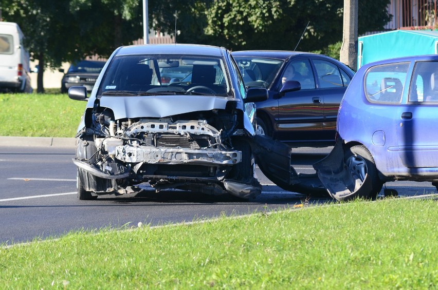 Zderzenie toyoty i fiata na skrzyżowaniu ul. Diamentowej i...