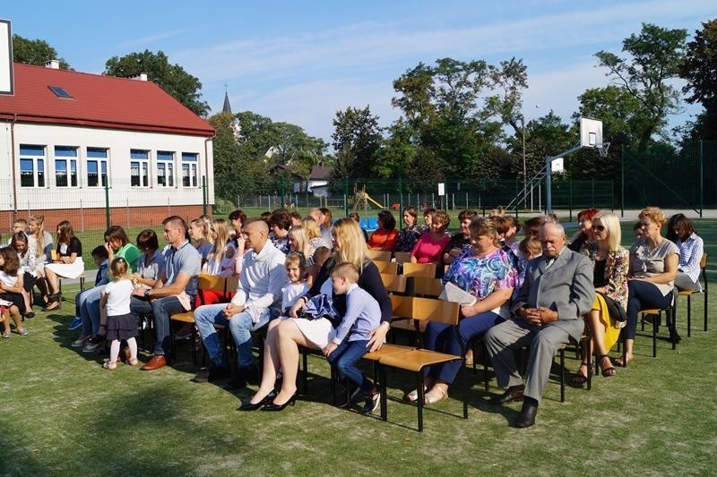 Przy szkole w Byczynie odnowili wielofunkcyjne boisko. Będzie gdzie ćwiczyć tężyznę!