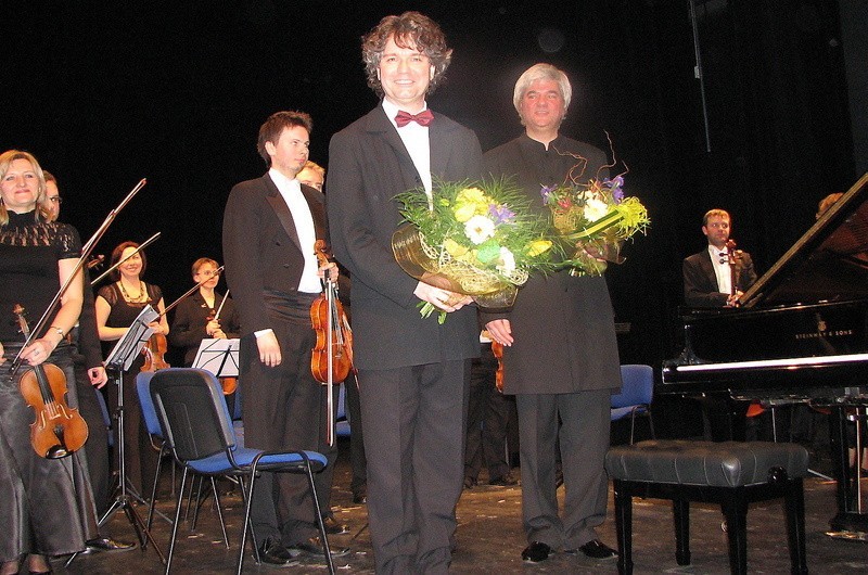 Pianista Paweł Kowalski (z lewej) i dyrygent Marek Czekała...