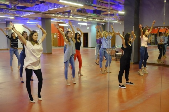 W regionalnym finale konkursu Miss Polonia w CH Toruń Plaza wystąpi 14 kandydatek. Zaprezentują się w strojach kąpielowych, dziennych, koktajlowych i sportowych. Zaprezentują także układy choreograficzne, które ćwiczą z zeszłoroczną Miss Polonia, tancerką i instruktorką fitness - Agatą Biernat. Ich wdzięki i urodę oceniać będą m.in. najpiękniejsze Polki - Agata Biernat oraz Izabella Krzan - Miss Polonia 2016.Laureatki zaprezentują nasze województwo w ogólnopolskich etapach konkursu. Gala Finałowa Miss Polonia województwa kujawsko-pomorskiego 2018 rozpocznie się w sobotę, 26 maja, o godz. 18 w Centrum Handlowym Toruń Plaza. Dla publiczności zostaną przygotowane miejsca siedzące. Wstęp jest wolny.Miss regionu kujawsko-pomorskiego. Gala we Włocławku