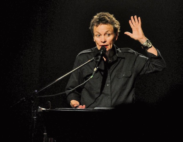 Laurie Anderson podczas koncertu "Landfall"