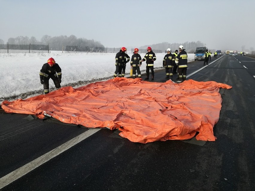 Wypadek na A1 koło Piotrkowa Trybunalskiego. Zderzenie kilkudziesięciu samochodów [ZDJĘCIA,FILM]