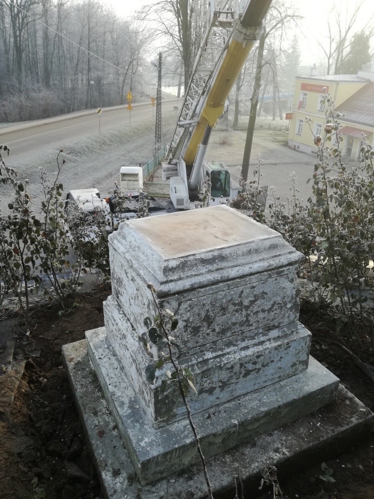 Zabytkowa figura Niepokalanie Poczętej Najświętszej Maryi Panny w Bodzentynie przeniesiona w bezpieczne miejsce (ZDJĘCIA)