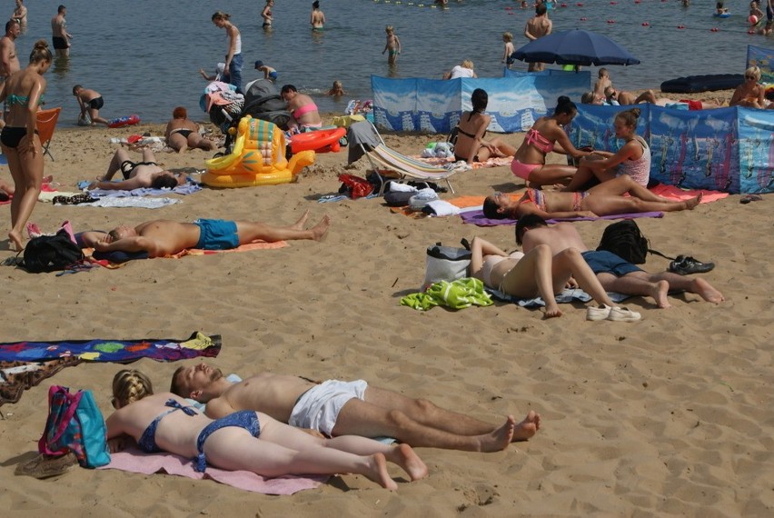 W sobotę nie brakowało chętnych do plażowania nad Pogorią...