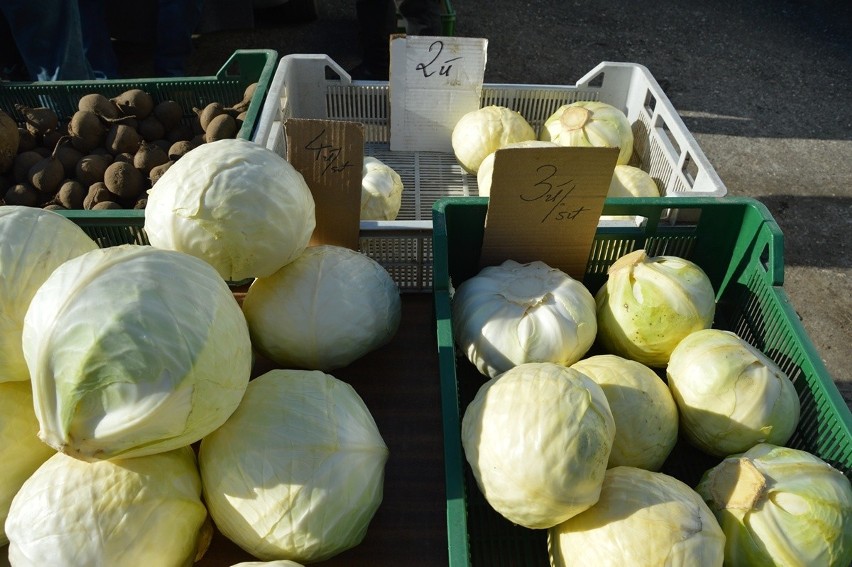 Ceny owoców i warzyw na targu w Stalowej Woli. Królują jabłka. Zobacz zdjęcia