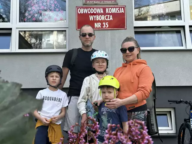 Pani Jola głosowała przy ulicy Orkana w Kielcach z mężem Jackiem i dziećmi. Więcej z głosowania w całym regionie na kolejnych zdjęciach.