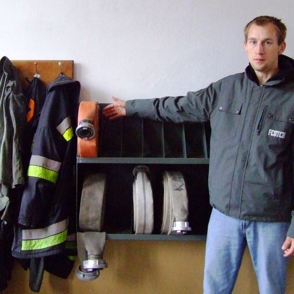 - Zabrali nawet węże, mundury i buty - pokazuje Piotr Wolszczak, jeden z ochotników z Kazanowa.