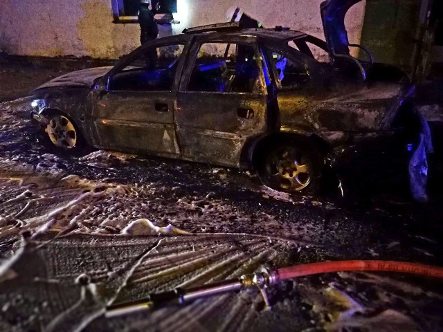 W nocy z wtorku na środę w miejscowości Gościnko doszło do pożaru auta osobowego marki Opel. Niestety mimo błyskawicznej reakcji strażaków pojazd spłonął doszczętnie. Na chwilę obecną nie są znane przyczyny tego zdarzenia. W gaszeniu brało udział kilka zastępów straży pożarnej. Zobacz także Pożar auta w Białogardzie