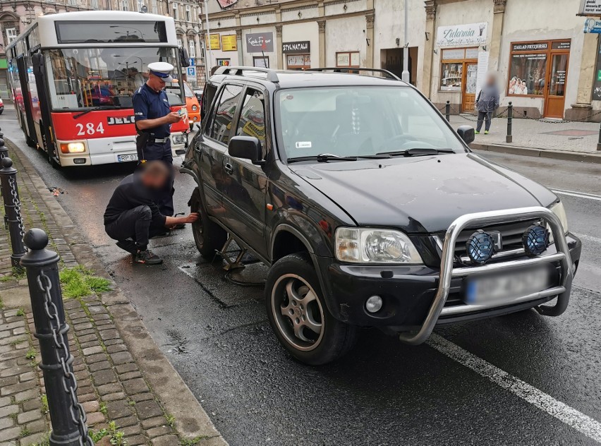 Kierujący autobusem MZK poruszając się prawy pasem do jazdy...