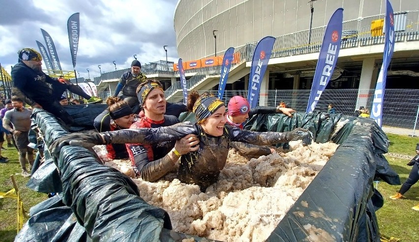 Runmageddon 2022 na Tarczyński Arena we Wrocławiu. Zawodnicy...