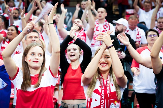 Kibice Biało-Czerwonych podczas meczu Polska - Brazylia w Spodku  Zobacz kolejne zdjęcia. Przesuwaj zdjęcia w prawo - naciśnij strzałkę lub przycisk NASTĘPNE