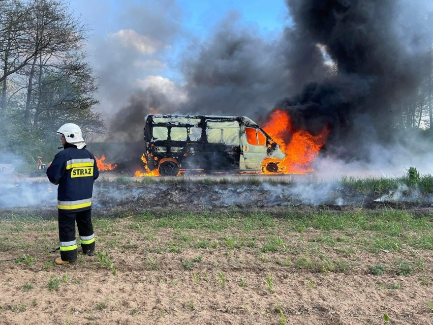 Suraż. Bus prezesa OSP spalił się całkowicie. W akcji były dwa zastępy strażaków