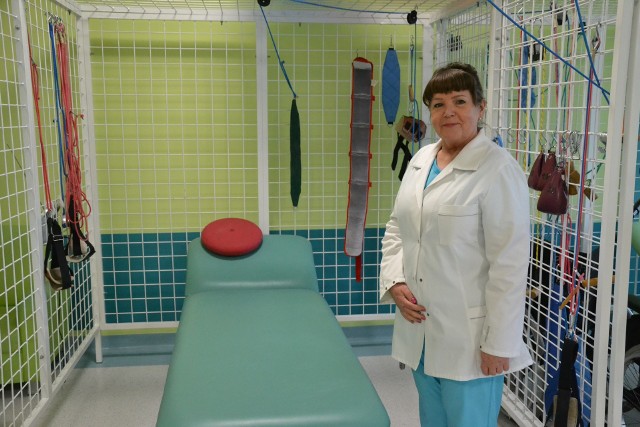 lek. med. Iwona Misiak, dyrektor ds. medycznych Szpitala Lipno, w nowoczesnej sali rehabilitacyjnej