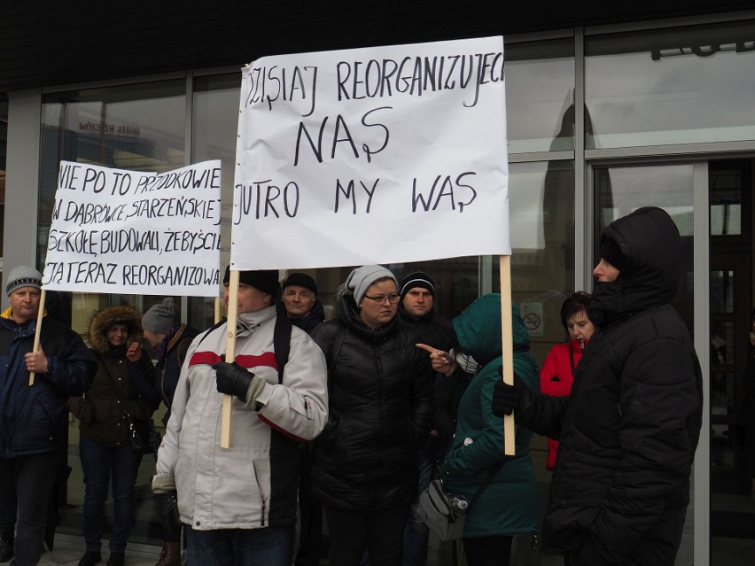 Protest mieszkańców gminy Dynów przeciwko planom likwidacji...