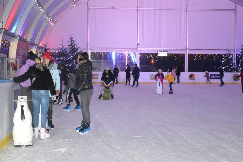 Świetna zabawa na lodowisku w Bałtowie. Tam naprawdę czuć zimę (ZDJĘCIA)