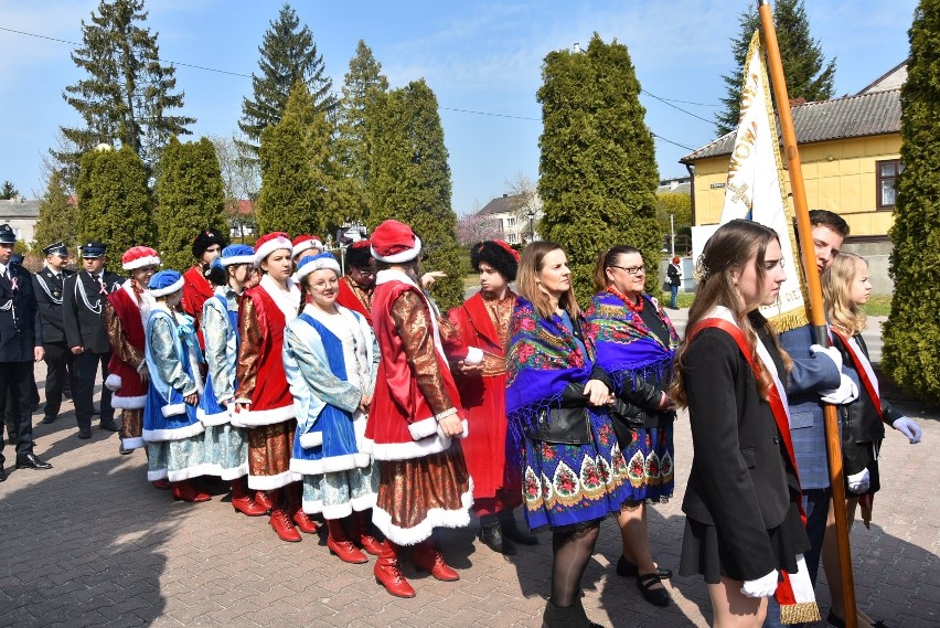 Święto Konstytucji 3 Maja i Dzień Strażaka w Iwaniskach. Była uroczysta msza. Zobacz zdjęcia