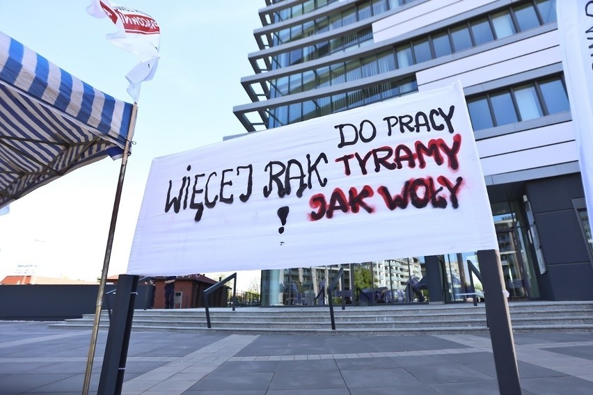 Protest pracowników przed Kauflandem. Związkowcy Jedności Pracowniczej rozstawili przed Kauflandem miasteczko namiotowe