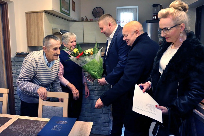 Pary małżeńskie z gminy Morawica świętowały diamentowe gody! Ich miłość trwa od sześćdziesięciu lat [ZDJĘCIA]