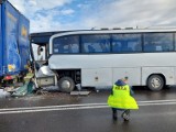 Wypadek. Ciężarówka zderzyła się z autobusem na dk 12 w miejscowości Stołpie. 22 osoby trafiły do szpitala