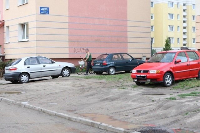 Kierowcy notorycznie parkują swoje auta na trawniku przy ul. Bora Komorowskiego. 