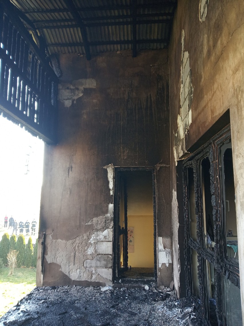 Tak wygląda wejście do domu po pożarze