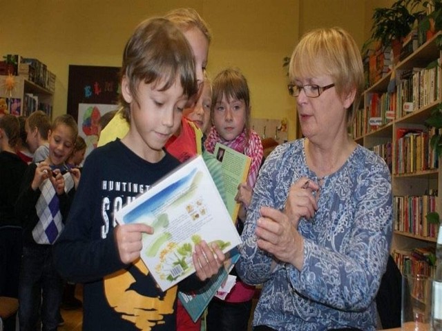 Tomek z kl. II o profilu czytelniczym z SP nr 3 wybrał książkę o Dzwonku, bo "Dżoka&#8221; już czytał. Autorka Barbara Gawryluk wpisała mu specjalną dedykację