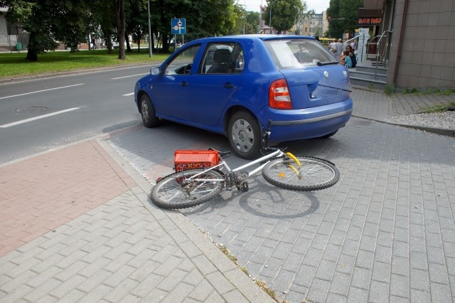 W piątek przed godz. 14., mężczyzna jadący ścieżką przeznaczoną dla rowerzystów przy ul. Kopernika, został potrącony przez włączający się do ruchu samochód osobowy. Rowerzysta został przewieziony do słupskiego szpitala.