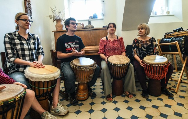 W Pałacu w Ostromecku odbyły się warsztaty gry na zachodnioafrykańskich bębnach djembe i dun-dun. Zajęcia "Djembe na salonach" poprowadził w sobotę Piotr Schutta. W warsztatach wzięło udział kilkanaście osób. Zobaczcie, jak sobie radzili z grą na bębnach. Dlaczego warto nosić odblaski? Mówi Sławek Piotrowski.