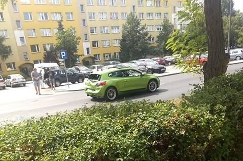 Do kolizji dwóch aut doszło we wtorek po godzinie 14 na ulicy Łyskowskiego w Toruniu. W tył volkswagena skręcającego na parking uderzyła dacia. Prowadzący oba auta był trzeźwi, nikt nie odniósł obrażeń. Interwencja policji w tej sprawie zakończy się postępowaniem mandatowym w stosunku do sprawcy zdarzeniaZobacz także: Marek Jopp, lokalny działacz SLD, wygrał proces z toruńską uczelnią ojca Tadeusza Rydzyka