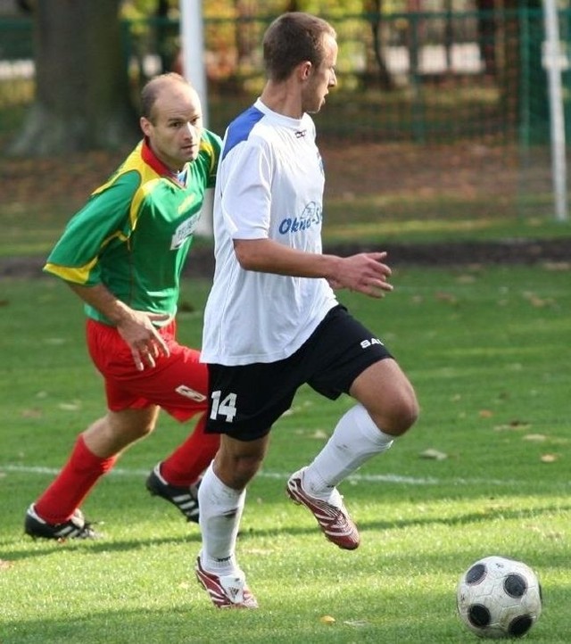 Piłkarze Sokoła Nisko (z lewej Artur Lebioda) grają w niedzielę z beniaminkiem, z MKS w Kańczudze.