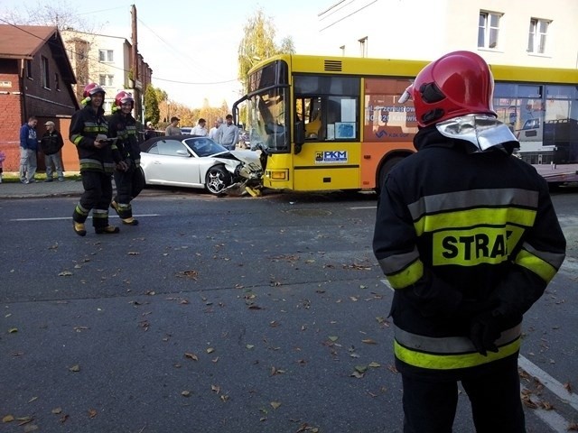 Wypadek autobusu i porsche w Katowicach