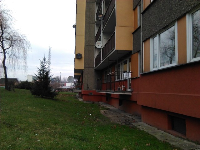 Tragedia wydarzyła się przy ul. Wyszyńskiego w Chrzanowie, na  siódmym piętrze bloku nr 7, gdzie ofiara wynajmowała mieszkanie