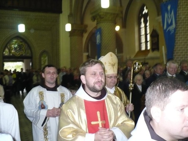 Na pierwszym planie o. Cherubin Żyłka (gwardian z Borek Wielkich), za nim biskup opolski Andrzej Czaja. 