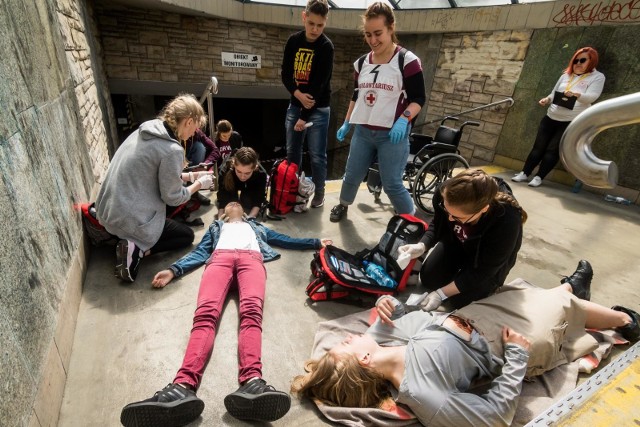 W Bydgoszczy odbyły się Ogólnopolskie Mistrzostwa Pierwszej Pomocy PCK. Uczestnicy rywalizowali w zespołach i mieli za zadanie udzielić poszkodowanym pierwszej pomocy w różnych sytuacjach zagrożenia życia. Zawodnicy musieli poradzić sobie m.in. z tamowaniem krwotoków oraz opatrywaniem ran. Zobaczcie, jak im poszło!