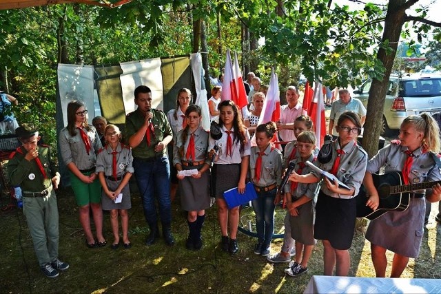Na uroczystościach w Podsuliszce z montażem słowno-muzycznym wystąpili również harcerze z Drużyny Harcerskiej "Pędzące Wiatry" działającej przy szkole podstawowej w Modrzejowicach.