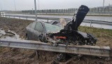 Wypadek na drodze S6 w okolicach Kołobrzegu. Auto uderzyło w bariery [ZDJĘCIA]